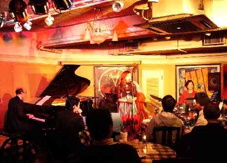 相生町の「BAR BAR BAR」では毎夜ジャズのライブが行われる