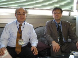 横浜市都市整備局企業誘致担当の松本課長（左）と嶋田係長